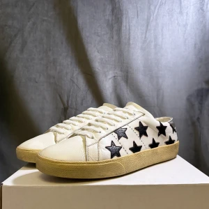 Saint Laurent skor - Snygga vita skor från Saint Laurent. Mycket bra skick. Storlek 40 passar 41. Nypris 7000kr. Vid fler frågor, skriv gärna privat // AR