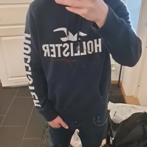 Hollister hoodie - Sjukt snygg mörkblå hoodie från hollister, perfekt inför hösten🍂🍂 Storlek är S. Skriv vid minsta lilla fråga och priset är självklart diskuterbart🙌