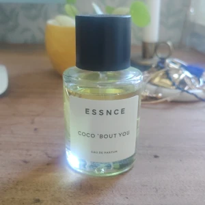 ESSNCE Coco 'Bout You Parfym - Modern Eau de Parfum från ESSNCE med namnet Coco 'Bout You. Stilren flaska och trendig look – perfekt för dig som vill sticka ut. Volym och ingredienser framgår ej på bilderna.