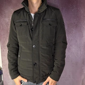 J.lindeberg fieldjacket bailey - Mycket fint skick | Size M (modellen är 187cm 73kg) vid frågor eller funderingar skriv ett meddelande 