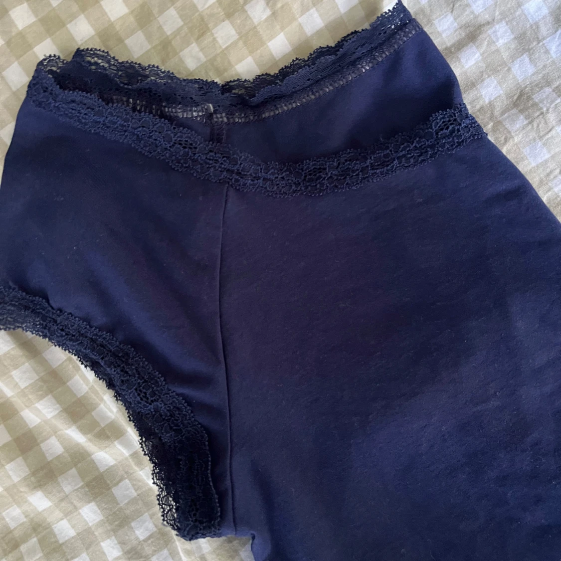 Mörkblå topp med spetsdetaljer - 2