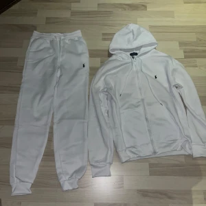 Polo Ralph Lauren set - Vit Ralph Louren set kan även sälja delarna individuellt knappast använda priset kan diskuteras vid snabb affär och har ni några frågor äre bara att skriva.