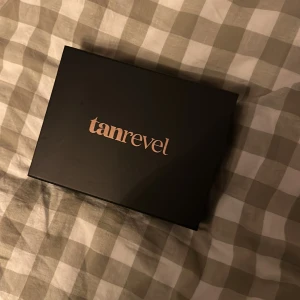 Tanrevel brun utan sol kit - Tanrevel brun utan sol kit med en svart sprayenhet, laddningssladd och en flaska Tanning Liquid. Allt kommer i en snygg svart box med guldig logga. Perfekt för att få en solkysst look snabbt och enkelt hemma. Endast testad så majoriteten av vätskan är kvar.