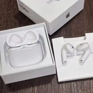 AirPods 4 - Apple AirPods 4 i originalförpackning. Trådlösa hörlurar med laddningsetui, klassisk vit design. Produkten ser ut att vara i mycket gott skick utan synliga repor eller slitage. Perfekt för musik, samtal och smidig anslutning till Apple-enheter.