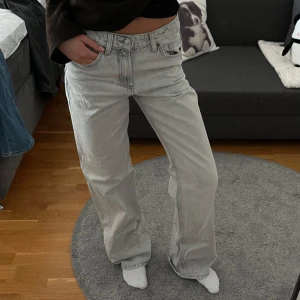 Ljusgråa wide jeans - Säljer ett par ljusgråa jeans med wide fit och låg midja. Jeansen har raka, vida ben som ger en avslappnad vibe. Perfekta för dig som gillar en loose och trendig look. Materialet är denim i bomull.