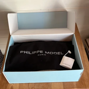 Philippe Model sneakers i mocka och skinn - Tjena säljer ett par riktigt feta Philipe model i mocka och skinn. Skick 8/10 inte jätte slitna. Väldigt fin navy blå färg som är riktigt stilren. Har tyvär inga innersulor.Kontakta gärna vid frågor😃