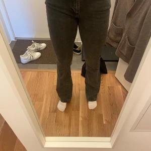 Lågmidjade bootcut - Säljer ett par mörkgrå jeans från Gina tricot med bootcut-modell. De är aldrig använda och är i storlek 36