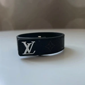 svart armband - Helt nytt och oanvänd. Fraktar inom 24 timmar.
