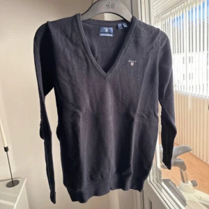 Gant tröja - Superbra skick! (See ut som den tappat färg men nej de är ljuset som fick de se ut så på kamera)