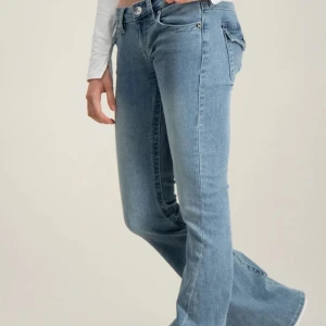 Ljus blå true religon - Säljer nu mina true religon jeans i joey low då dem inte passar😘 För mer bilder skriv privat. De är i storlek w26, de är använda 3 gånger men de var för stora så säljer därför de💕