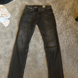 Jack & Jones svarta tapered jeans - Säljer ett par svarta jeans från Jack & Jones, modell Tapered/Mike. Jeansen har en snygg tvättad look. Perfekt skick.