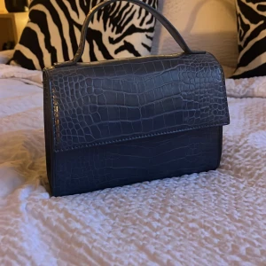 Väska  -  Jättegullig väska från Åhléns använd en gång inga tecken på användning❤️