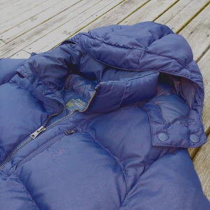 Ralph Lauren jacka - ♛Ralph Lauren ♛ stl XS | Okej skick som man ser på bilden, finns något små hål med | mörkblå | varm & lätt | frakt 0–3 dagar | skriv vid frågor eller mer bilder | pris kan diskuteras!