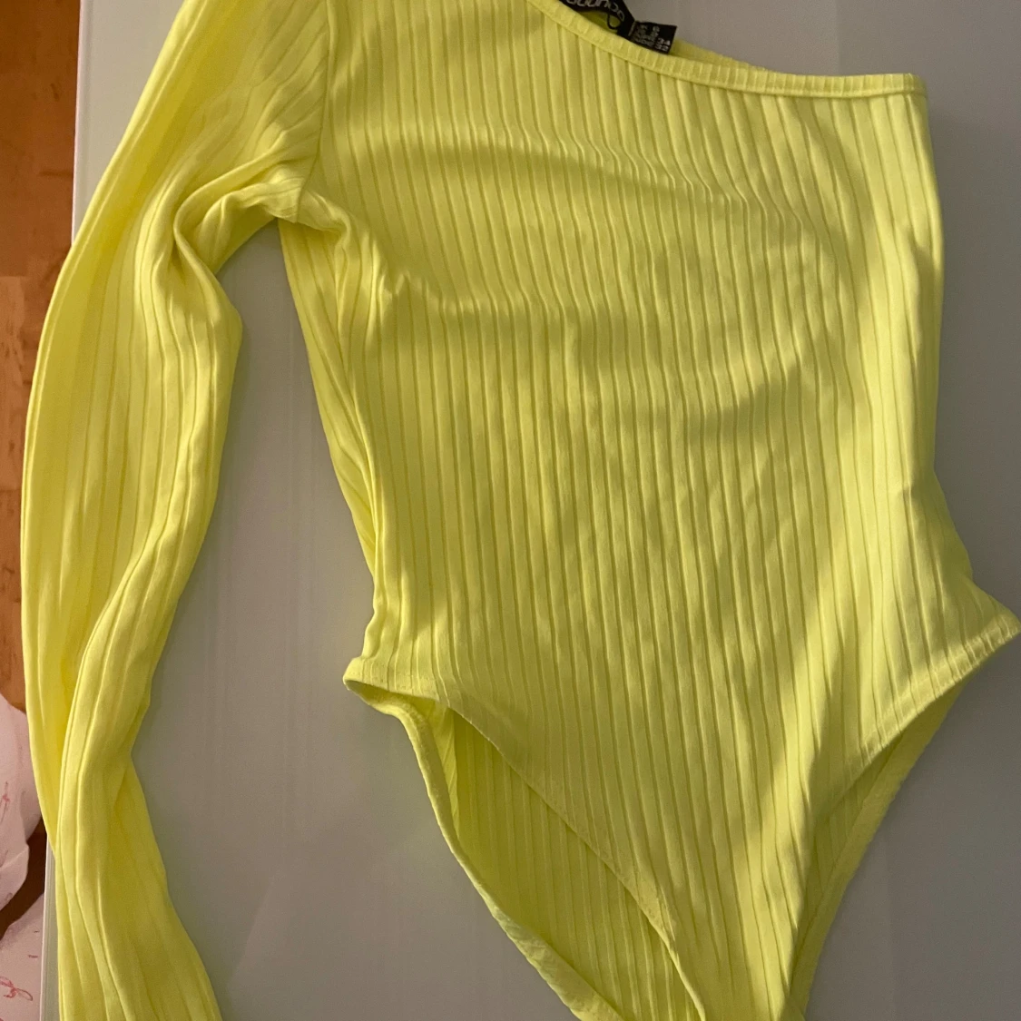 Gul ribbad one shoulder topp Boohoo