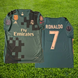 Ronaldo - 2018 UCL Real Madrid - Nyskick/helt oanvänd Cristiano Ronaldo Real Madrid tröja från 2018. Denna tröja hade han på sig när han gjorde cykelsparken mot Juventus, ikoniskt! Färgerna på tröjan ser lite konstigt ut, berodde på ljuset i rummet med TVn på😅 Tveka därför inte att höra av er för fler bilder och information!