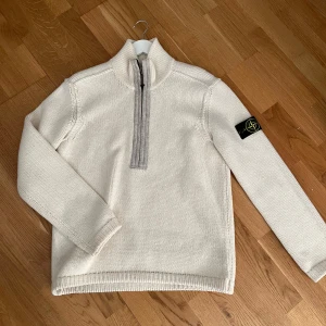 Vit stickad tröja från Stone Island - Vit stickad tröja från Stone Island. Storlek M. Köparen står för frakt 📦 Köpt på selvage.  