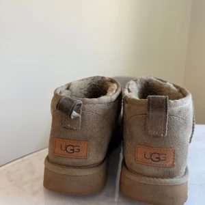 uggs mini - super fina uggs i jätte bra skick säljer pga att jag råkade beställa fel storlek💕💕