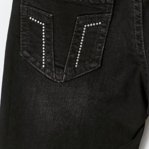 Svarta bootcut jeans med nitar - Svarta jeans från Gina Young med bootcut passform och nitar på bakfickorna. Testade hemma aldrig använda ute.