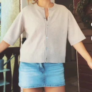 Other stories kofta - Såljer denna snygga kofta från other stories! I storlek M men passar S. väldigt bra skick!