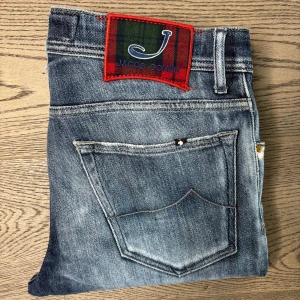 Jacob cohen jeans 622 - Säljer dessa väldigt snygga Jacob Cohen jeans 622 i storlek 33🔥dessa jeans kostar ≈5000kr+ i butik men på style supply 999kr. Har du några funderingar eller vill ha mått så är det bara och kontakta😊