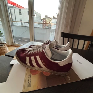 Adidas Gazelle - Ett par schyssta gazelle’s som inte tagits hand om! Skorna är i gott skick, förutom att dom är rätt så smutsiga! Tvättar de såklart innan frakt! Pris går att diskutera!