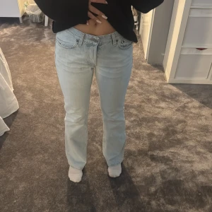 Ljusblå bootcut jeans från Levis - Säljer ett par ljusblå jeans med bootcut passform och låg midja. Klassisk femficksmodell med Levis-detaljer på bakfickan. Jeansen är i mjukt denimtyg och har en snygg, avslappnad vibe.