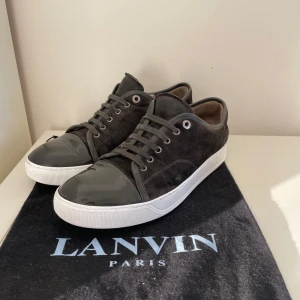 Lanvin Grey elephant  - Säljer nu dessa Lanvin Grey elephant med glansig cap toe i uk 8 som passar storlek 42-43, skorna är i bra skick och uppfixade vid sulan så att dem ska vara extra fräscha, skriv för fler bilder/frågor🙌🏼