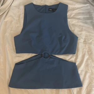 Cut-out topp ifrån Zara  - Populär cut-out topp från Zara i storlek S , framhäver midjan super fint ,                                                               Aldrig använd ☺️