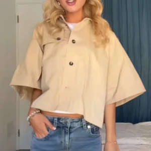 Trenchcoat  - Sååå fin trenchcoat, endast använd vid två tillfällen! 🥹🥹