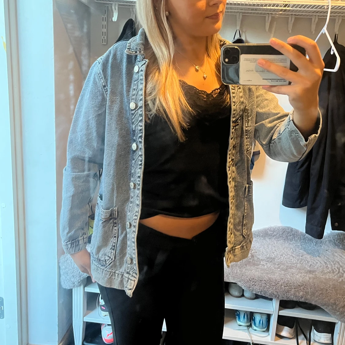 Grå jeansjacka med knappar