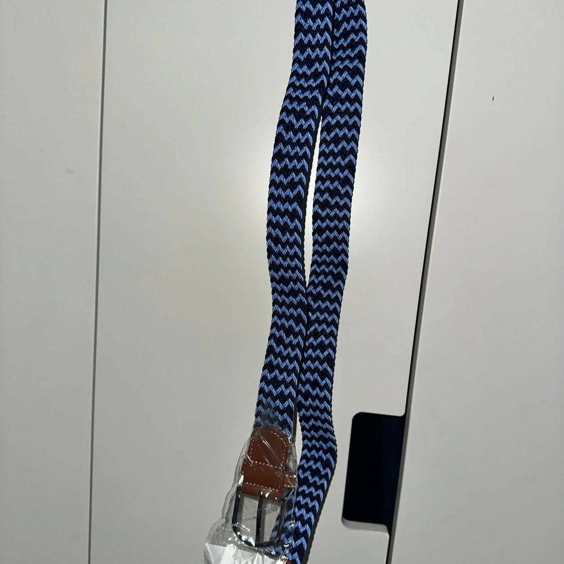 Blått zigzag-mönstrat bälte med skinn - 1