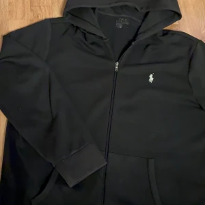 Ralph Lauren zip-up hoodie - Klassisk hoodie från Polo Ralph Lauren i svart med dragkedja. ✅ Oanvänd ✅ Fraktas samma dag Kan alltid diskuteras vid snabb affär 💯