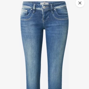 Blå lågmidjade, bootcut jeans från LTB  - Snygga blå jeans från LTB, dom blir lite mer inåt i slutet och är i bra skick och passar bra för mig som är 162 🩷skriv för fler bilder. Säljer för att dom inte kommer till användning!! W25 L32