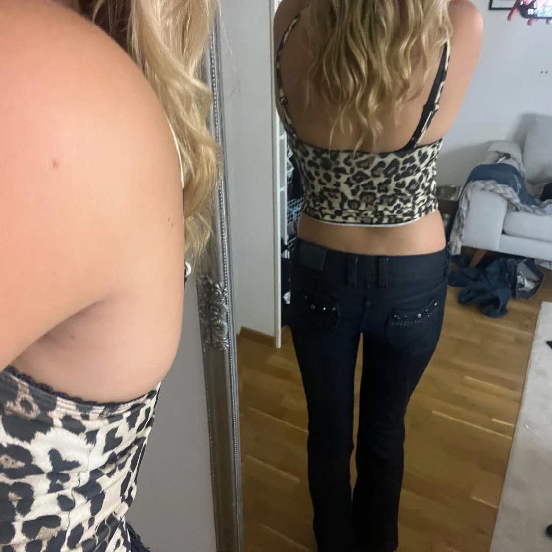 Svarta bootcut jeans med snygga detaljer - 1