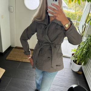 Grå trenchcoat kappa - Perfekt till höst! Storlek xxl men upplevs mycket mindre, som en 38 