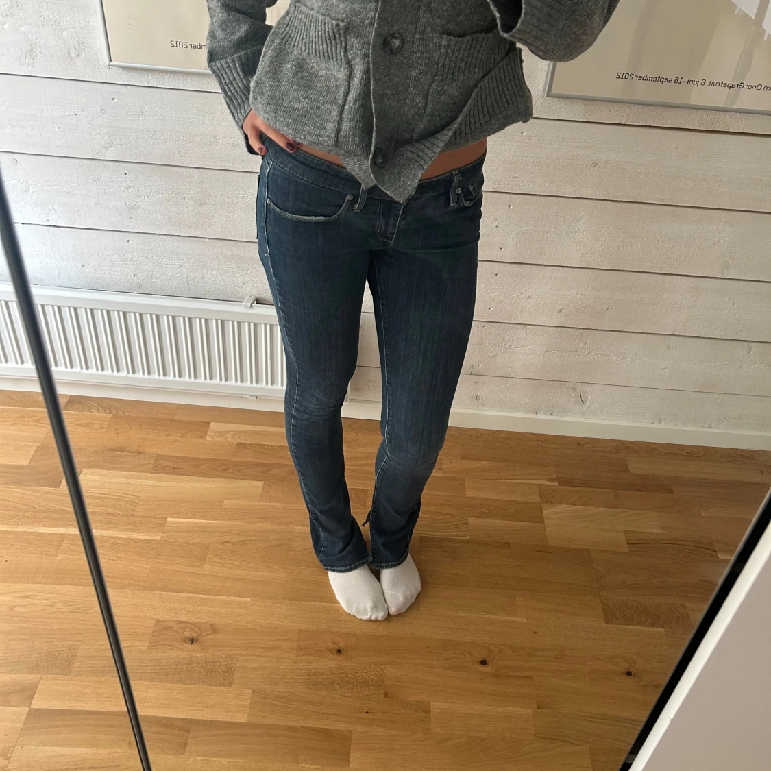 Mörkblå jeans med slits från Levis