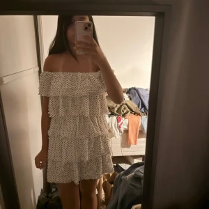 prickig klänning  - säljer denna jättepopulära klänningen från zara! stl s! skriv för mer frågor🥰 pris kan möjligtvis diskuteras. bra skick!