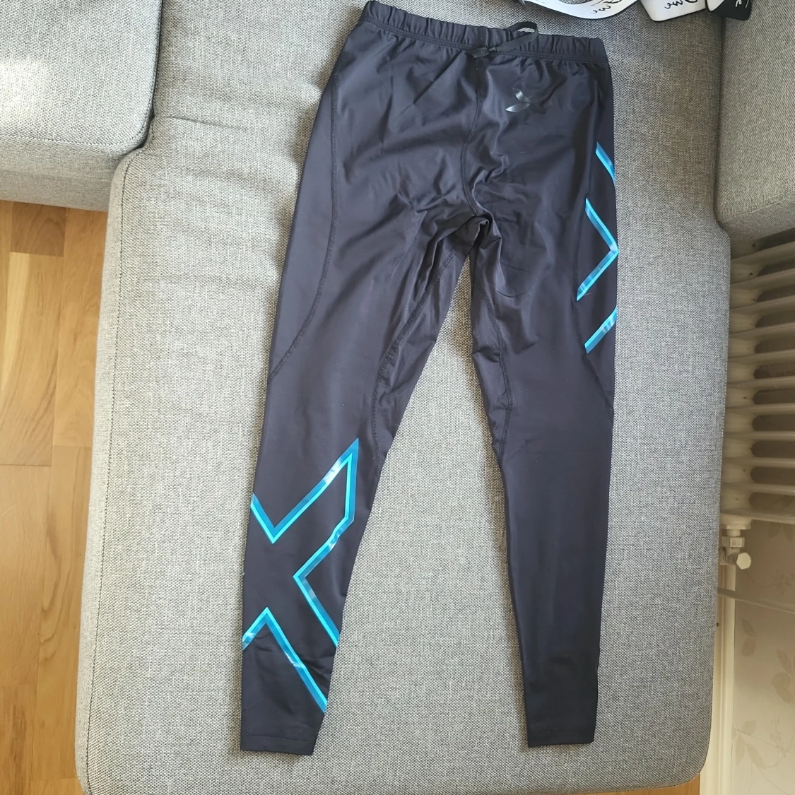 Svarta tights från 2XU med blå detaljer - 1