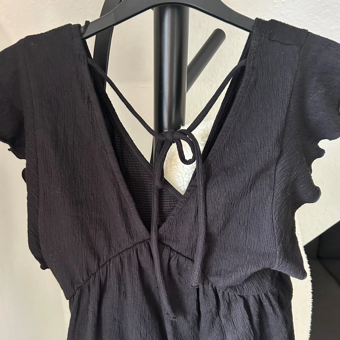 Svart kort top med volang - 1