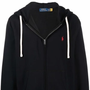 Ralph lauren Zip - Svart ralle zip. Äkta såklart. Tyvärr har drag grejen på dragkedjan gått sönder (går fortfarande o öppna/stänga) Bilderna är från pinterest men den ser ut som ny förutom dragkedjan. Kom pv för fler  bilder