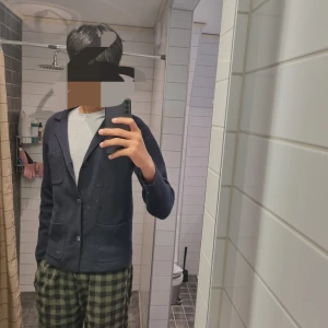 Blå kofta från Bläck - Säljer en fett cardigan/overkligt från Bläck för endast 449kr 🙌