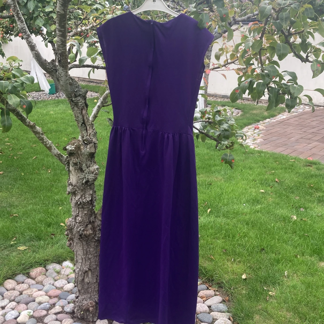 Lila långklänning med pärldetalj - 3