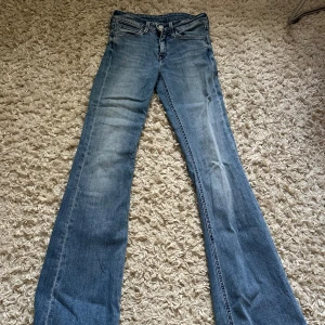 Blå bootcut jeans med låg midja  - Snygga blå jeans med bootcut-modell och ljus tvätt. Klassisk femficksdesign och låg midja. 35 cm i midjan rakt över och 86 cm i benlängd. 💖.  xs i midjan men extra långa. 
