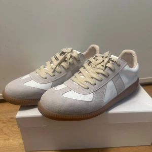 Maison margiela storlek 43 - Maison Margiela vita i storlek 43 i vitt, skick nu 9/10. Haft de ett år och kvitto finns, skickas med dustbag kvittot och lådan. Skriv vid någon fundering👌