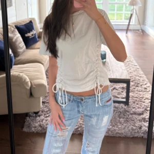 Vit t-shirt med snörning i sidorna - Så snygg tröja!! Lite skrynklig men bara att stryka💕