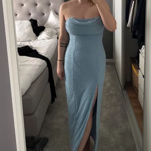 Ljusblå axelbandslös från oh polly - La Rochette klänning från Oh polly i storlek UK 12. Passar mig som är mellan storlek M/L. Klänningen är använd vi ett tillfälle på ett bröllop och är därför i ny skick. Nypris: 1600kr