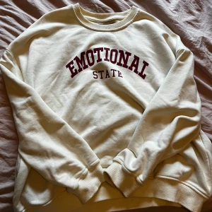 sweater - krämfärgad sweater från lager 157 med röd text på framsidan🤍 storlek M. Tröjan har en liten svart prick på framsiden (bild 3) och liten tråd på kragen (bild 4) men annars i bra skick💕 Priset kan diskuteras!☺️