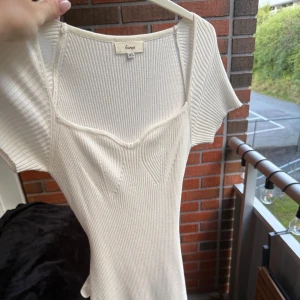 Klänning - Säljer denna fina vita halvlånga klänningen med knyte i ryggen från Chelsea. Köptes för 2-3 år sedan och inte använd på flera år heller. Använd flitigt och fortfarande som ny och inte uttöjd. Lite i storlek så mer s/m än m/l