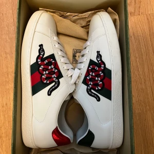 Gucci Ace Embroidered Snake  - Helt nya Gucci skor med ormen på sidan! Med box och allt extra snören oxå! Pris kan diskuteras. Fraktar samma dag 