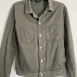A.P.C. Jacka - Säljer en riktigt fet vintage Overshirt / Jeans jacka från A.P.C. Köpt begangnat men behöver tyvärr sälja vidare den pga att den inte passade mig. Den är använd men har inga märkvärdiga defekter utan bara vanligt slitage. Priset är självklart diskuterbart😁